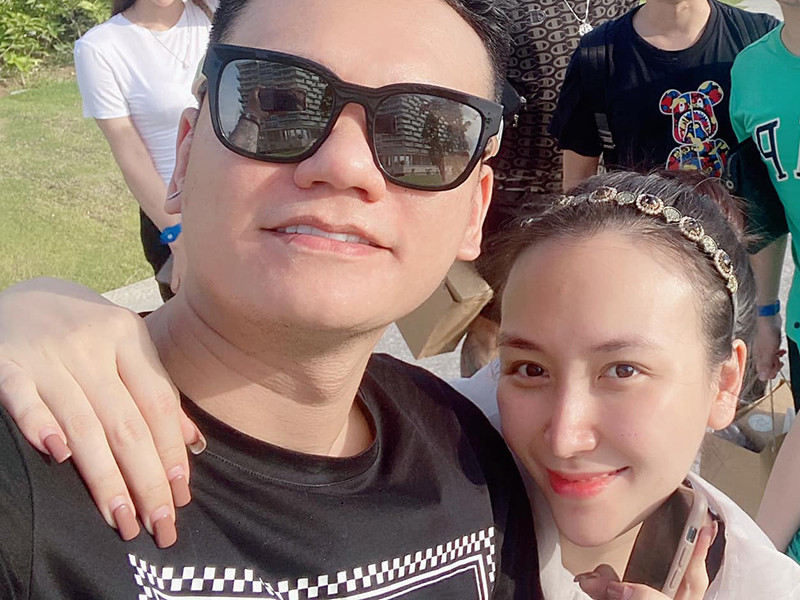 Nam ca sĩ không ngại nấu ăn, chăm sóc vợ bầu bí.