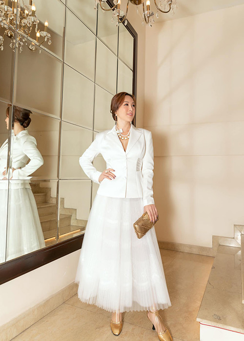 Khi được 1 người Đài Loan ngỏ ý giúp có cơ hội mưu sinh, Thu Hoài rời Việt Nam đến Đài Loan để lập nghiệp.