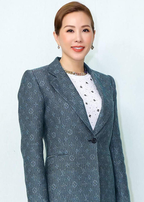 Thu Hoài phải ngửa tay xin từng đồng của họ hàng để đóng học phí. Sau đó, cô bỏ học và bắt đầu công việc rửa chén tại các nhà hàng để nuôi 3 em.