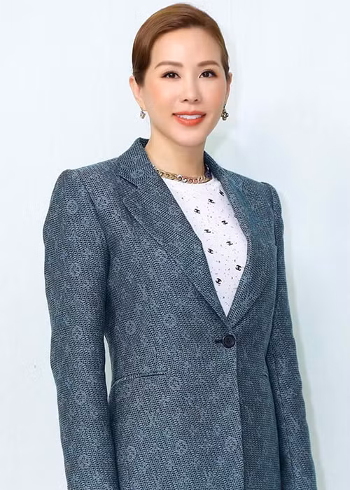 Thu Hoài phải ngửa tay xin từng đồng của họ hàng để đóng học phí. Sau đó, cô bỏ học và bắt đầu công việc rửa chén tại các nhà hàng để nuôi 3 em.