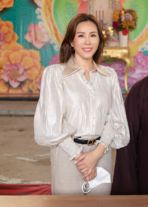 Năm 2012, Thu Hoài dự thi Hoa hậu Phu nhân người Việt thế giới và đoạt vương miện. Danh hiệu giúp việc kinh doanh của cô thuận lợi hơn, đặc biệt có những mối quan hệ với giới nghệ sĩ.