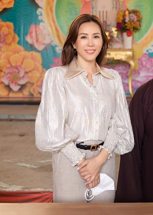 Năm 2012, Thu Hoài dự thi Hoa hậu Phu nhân người Việt thế giới và đoạt vương miện. Danh hiệu giúp việc kinh doanh của cô thuận lợi hơn, đặc biệt có những mối quan hệ với giới nghệ sĩ.