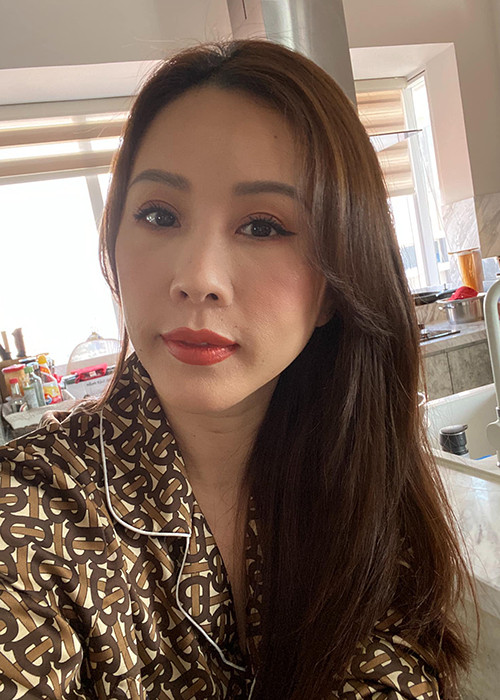 Ở Đài Loan, người đẹp đi bán hàng đa cấp mỹ phẩm, được vinh danh là người bán hàng nhiều nhất. Cùng lúc đó, Thu Hoài tích góp một số vốn nhỏ mở quán phở Việt Nam.