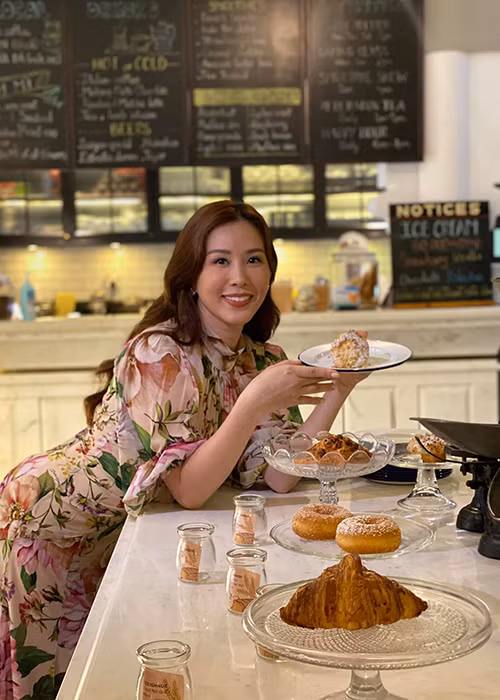 Khi về Việt Nam, Thu Hoài từng mất hết vốn. Cô phải bán đi chiếc xe honda đồng thời vay mượn thêm để kinh doanh lại từ đầu.