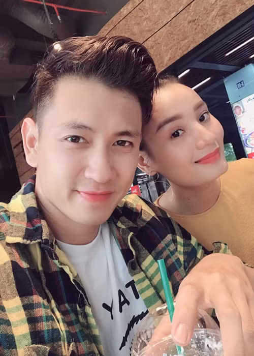 Nhiều người cho rằng hiếm chân dài nào sướng như Lê Thúy khi lấy chồng điển trai, chiều vợ hết mức.