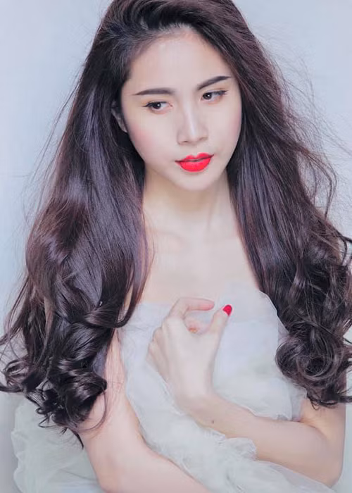 Hồi Tết, Thủy Tiên còn bán hết hột xoàn để làm từ thiện. Trong khi đó, Mỹ Tâm được cho là thường xuyên âm thầm hỗ trợ người gặp khó khăn.