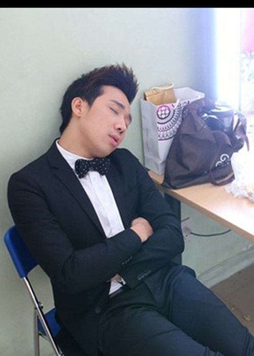 Vì công việc, không ít lần Trấn Thành mệt mỏi đến mức ngủ gục trong hậu trường hay ăn vội trước khi lên sóng. Ảnh: Vietnamnet