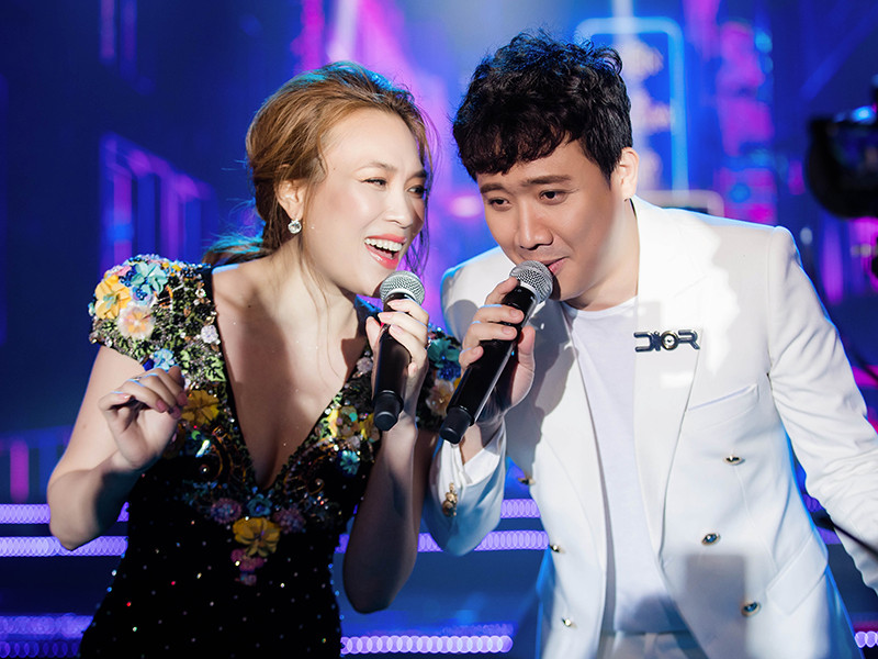 Không chỉ về từ thiện, Trấn Thành, Mỹ Tâm và Thủy Tiên khi làm việc cũng nỗ lực hết sức ở lĩnh vực mà họ theo đuổi. Ảnh: Dân Việt