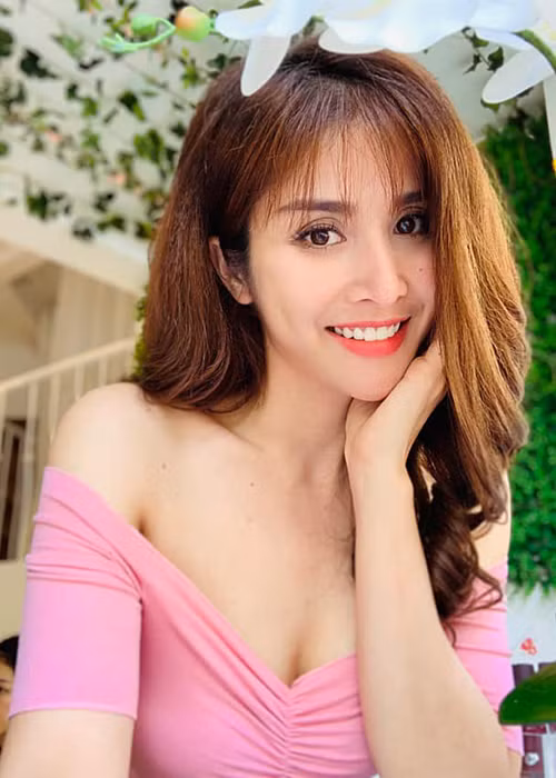 Nữ diễn viên phim "Tiếng sét trong mưa" có gương mặt trẻ trung, vóc dáng thon gọn, gợi cảm.