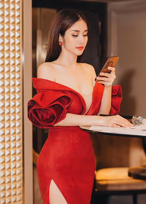 Tự ti vì bị chê ngoại hình, Thảo Trang nâng ngực vào thời điểm cuộc hôn nhân đầu tiên tan vỡ.