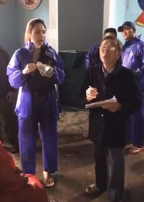 Cong Vinh ho tong Thuy Tien rut them vali tien ho tro mien Trung-Hinh-2