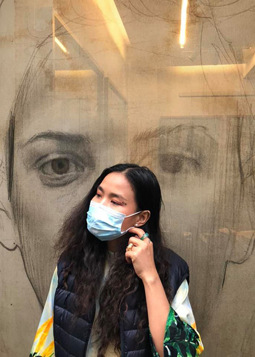 Chia sẻ với Dân Việt về tình hình ở Pháp, nữ ca sĩ cho hay: "Khi ra nơi công cộng, mọi người đều đeo khẩu trang, nếu không sẽ bị phạt 135 euro (khoảng 3,7 triệu đồng). Nhìn chung, ý thức cộng đồng khá tốt. Những người già yếu đều được mọi người quan tâm và bảo vệ".