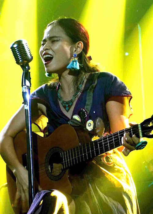 Đồng Lan chia sẻ, mọi người đều nghiêm chỉnh đeo khẩu trang nhưng lại dùng chung micro. Sau một vài ngày, nữ ca sĩ đau đầu, toàn thân nhức mỏi, bị mất vị giác. Đến ngày 10/10, Đồng Lan nhận kết quả dương tính với COVID-19.