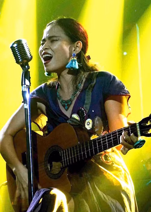 Đồng Lan chia sẻ, mọi người đều nghiêm chỉnh đeo khẩu trang nhưng lại dùng chung micro. Sau một vài ngày, nữ ca sĩ đau đầu, toàn thân nhức mỏi, bị mất vị giác. Đến ngày 10/10, Đồng Lan nhận kết quả dương tính với COVID-19.