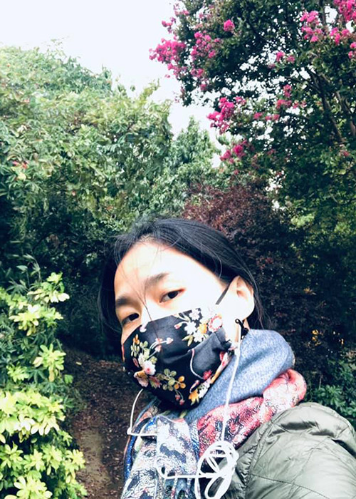 Từ Pháp, nữ ca sĩ thường xuyên cập nhật hình ảnh và thông tin cá nhân.