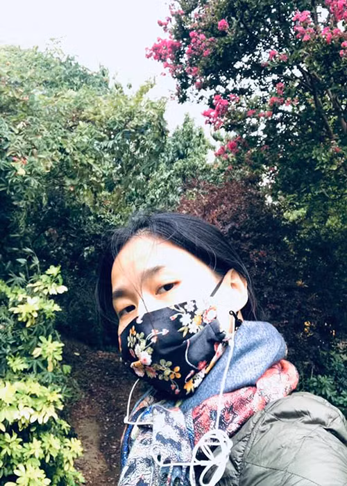 Từ Pháp, nữ ca sĩ thường xuyên cập nhật hình ảnh và thông tin cá nhân.