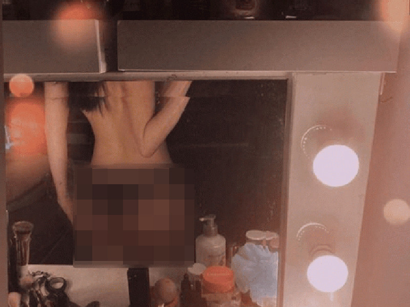 Trên trang cá nhân, Sĩ Thanh đăng ảnh bán nude, khoe vòng ba. Chia sẻ của nữ ca sĩ vấp phải sự chỉ trích từ cư dân mạng. Số đông ý kiến cho rằng hình ảnh Sĩ Thanh phản cảm. Thực tế, đây không phải lần đầu tiên nữ ca sĩ gây ồn ào về hình ảnh.