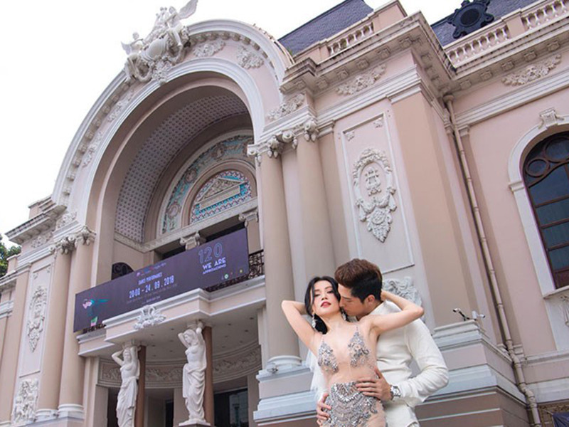 Năm 2018, Sĩ Thanh không ngần ngại lựa chọn mẫu váy cưới mỏng tang gây nhức mắt khi chụp tại các địa điểm nổi tiếng ở TPHCM.