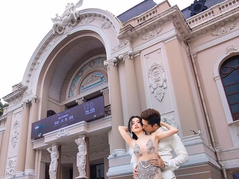 Năm 2018, Sĩ Thanh không ngần ngại lựa chọn mẫu váy cưới mỏng tang gây nhức mắt khi chụp tại các địa điểm nổi tiếng ở TPHCM.