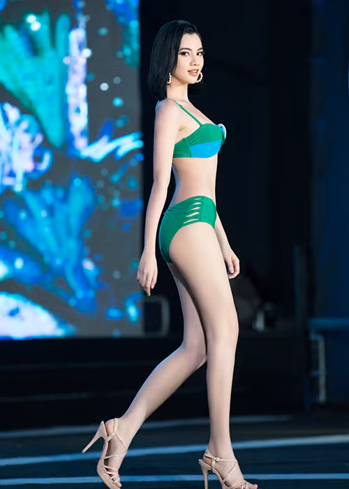 Màn trình diễn rực rỡ với phong cách color block đã mang đến một đêm hội đa sắc màu cho Hoa hậu Việt Nam 2020.