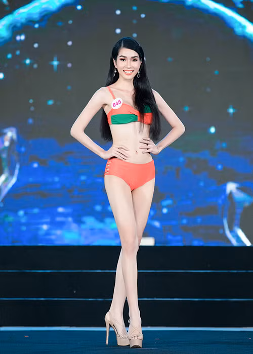 Phạm Ngọc Phương Anh - SBD 045 khoe số đo 3 vòng 82 - 61 - 90.