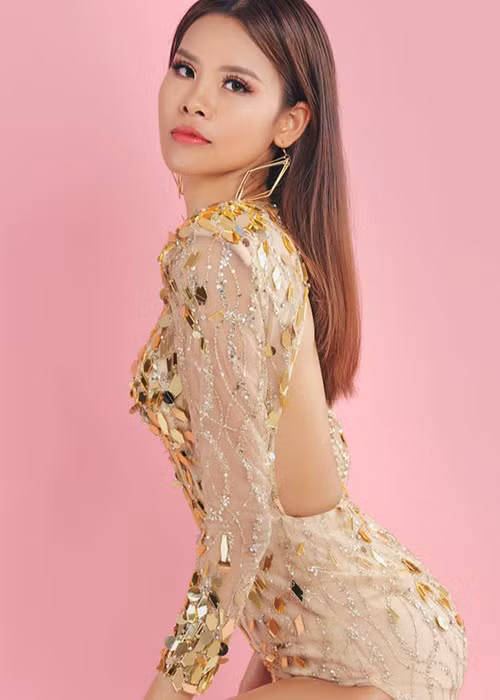 Thái Thị Hoa sinh năm 1994, đến từ Gia Lai. Cô cao 1m75, có số đo 84-62-95 cm.