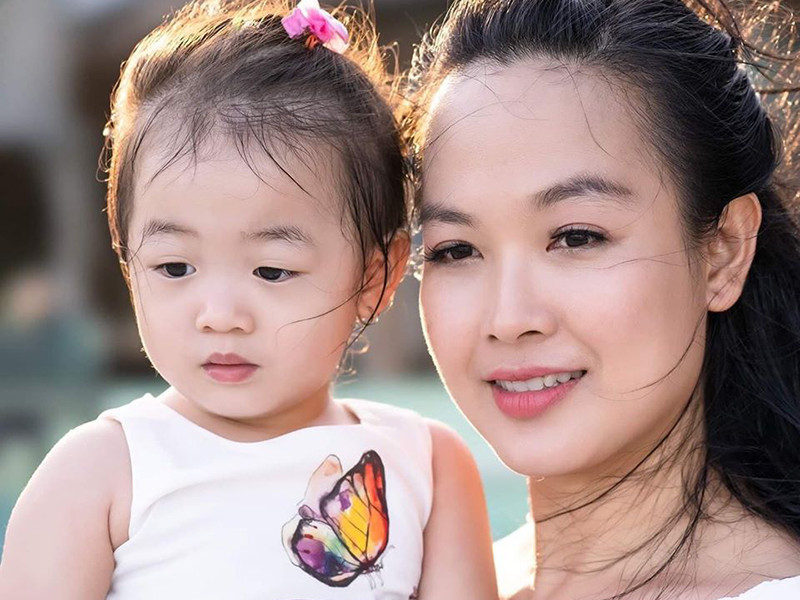 Người đẹp khoe hình ảnh bên con gái.