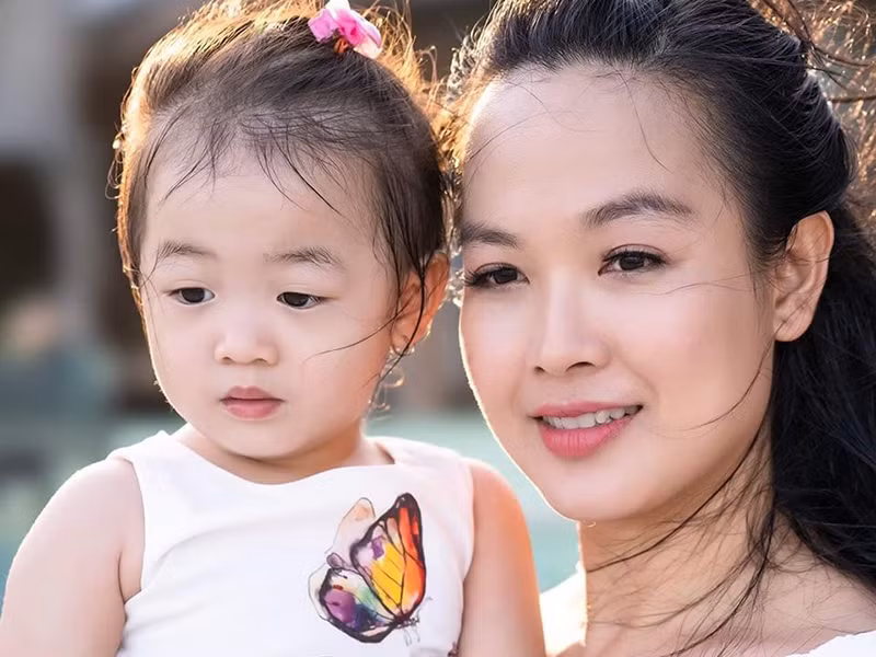 Người đẹp khoe hình ảnh bên con gái.