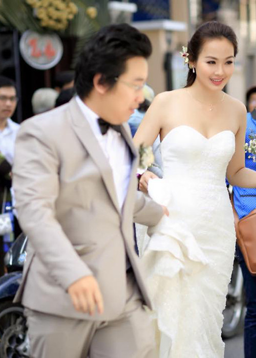 Năm 2016, người đẹp hé lộ về chuyện tình cảm. Cô viết trên trang cá nhân: "2 năm quen biết, 2 năm tìm hiểu, 3 năm đính hôn, 2 năm cưới nhau, 9 năm ròng rã bên nhau, dù vui buồn, bệnh tật nhưng vẫn nắm tay dựa vào nhau mà đi".