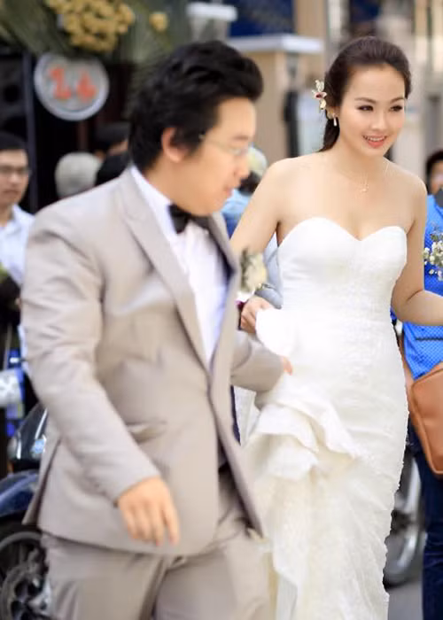 Năm 2016, người đẹp hé lộ về chuyện tình cảm. Cô viết trên trang cá nhân: "2 năm quen biết, 2 năm tìm hiểu, 3 năm đính hôn, 2 năm cưới nhau, 9 năm ròng rã bên nhau, dù vui buồn, bệnh tật nhưng vẫn nắm tay dựa vào nhau mà đi".