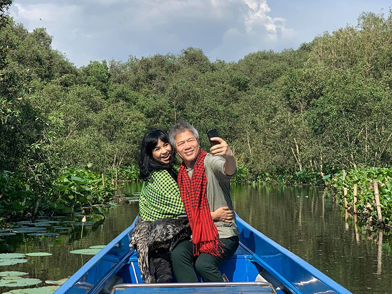 Cách đây không lâu, Thanh Lam chia sẻ hình ảnh bên bác sĩ Bùi Tiến Hùng trong chuyến đi du lịch tại rừng tràm Trà Sư.