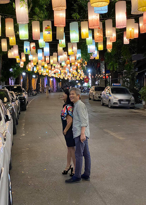 Cặp đôi hạnh phúc dạo phố ở Hà Nội.