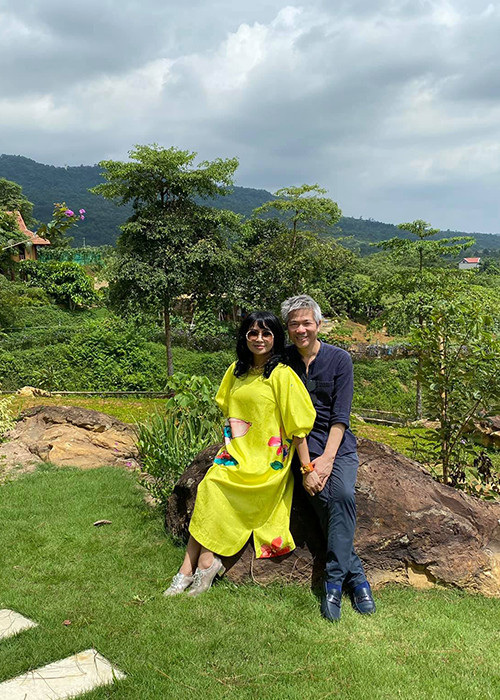 Những cái nắm tay, ôm nhẹ nhàng phần nào cho thấy tình cảm của cặp đôi mặn nồng ra sao.