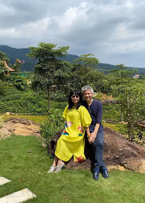 Những cái nắm tay, ôm nhẹ nhàng phần nào cho thấy tình cảm của cặp đôi mặn nồng ra sao.