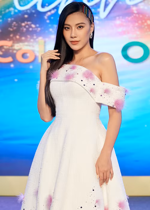 Thái độ né tránh tin đồn của Kim Duyên khiến nhiều người càng nghi ngờ cô có thể đã dao kéo gương mặt.