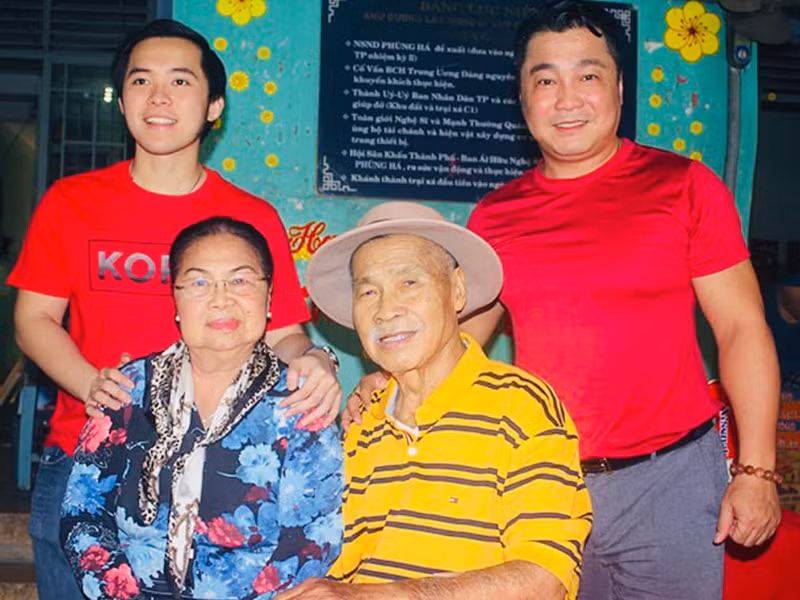 Sau đám cưới, vợ chồng nghệ sĩ Lý Huỳnh mở lò võ. Trong khi nghệ sĩ Lý Huỳnh theo đuổi võ thuật, phim ảnh, bà Đoàn Thị Nguyên lui về hậu trường. Chỉ trong 6 năm, bà sinh 5 người con. Sau này khi hãng phim của gia đình thành lập, vợ của nghệ sĩ Lý Huỳnh đảm trách vai trò giám đốc tài chính.