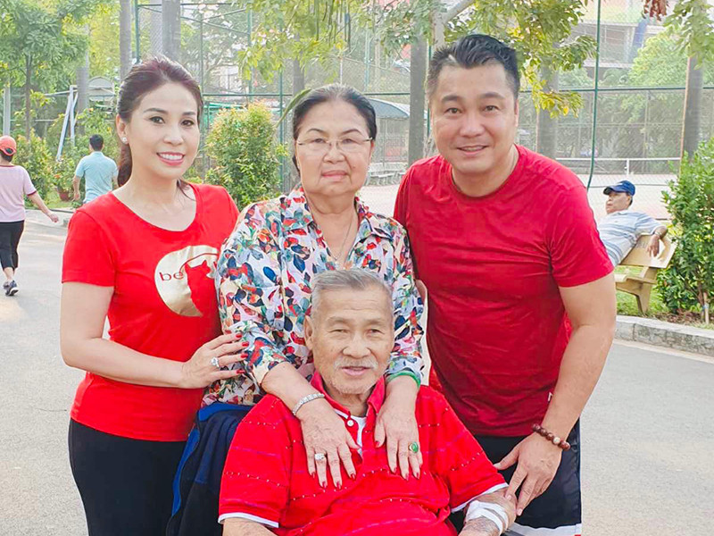 Mỗi lần xem tivi, thấy các đôi nhảy tango, rumba, nghệ sĩ Lý Huỳnh đều nhắc lại kỷ niệm thời hẹn hò.