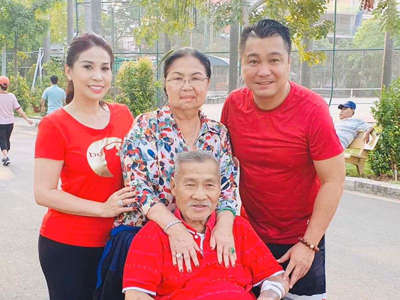 Mỗi lần xem tivi, thấy các đôi nhảy tango, rumba, nghệ sĩ Lý Huỳnh đều nhắc lại kỷ niệm thời hẹn hò.