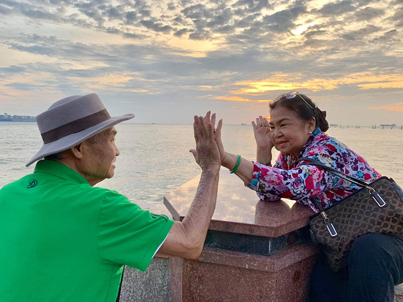 Bà Đoàn Thị Nguyên khéo ứng xử với những người phụ nữ hâm mộ chồng mình. Bà từng kể, khi biết một người phụ nữ hâm mộ chồng mình, bà lặng lẽ tìm gặp và trình bày rằng nghệ sĩ Lý Huỳnh là người đam mê võ thuật, ăn uống sinh hoạt thế này, nếu lo cho ông được chu đáo thì bà nhường. Lập tức, người phụ nữ kia tự động rút lui.