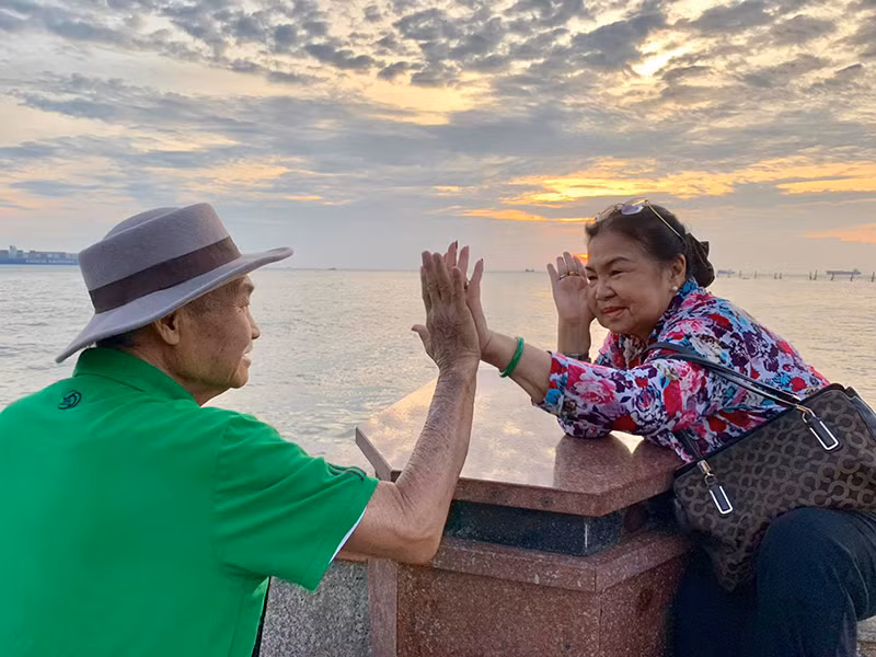 Bà Đoàn Thị Nguyên khéo ứng xử với những người phụ nữ hâm mộ chồng mình. Bà từng kể, khi biết một người phụ nữ hâm mộ chồng mình, bà lặng lẽ tìm gặp và trình bày rằng nghệ sĩ Lý Huỳnh là người đam mê võ thuật, ăn uống sinh hoạt thế này, nếu lo cho ông được chu đáo thì bà nhường. Lập tức, người phụ nữ kia tự động rút lui.