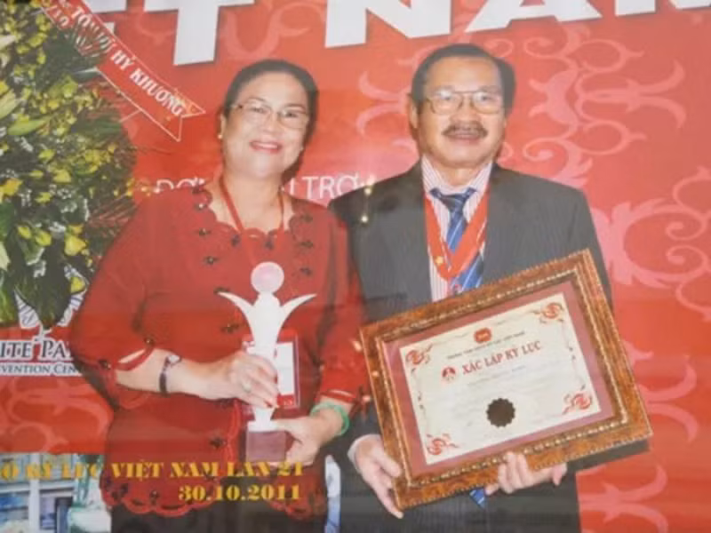 Theo An ninh thế giới, năm 1960, tại võ đường Huỳnh Tiền, nghệ sĩ Lý Huỳnh gặp bà Đoàn Thị Nguyên lần đầu tiên. Khi đó, ông 18 tuổi, là một võ sĩ nổi tiếng, còn bà là sư muội đồng môn. Ảnh: Phụ nữ Việt Nam