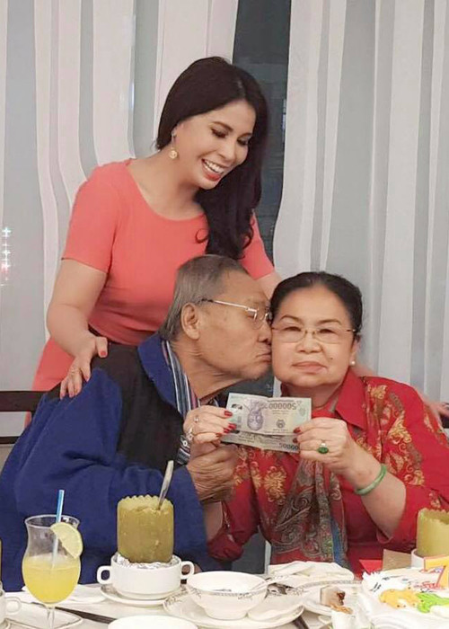 Lý Hùng chia sẻ trong cuộc phỏng vấn với VNexpress rằng thập niên 1960, khi mới yêu, bố mẹ anh thường chạy xe máy ra bến Bạch Đằng, uống cà phê, ngắm sông. Sau nhiều năm, thói quen ấy vẫn không đổi.