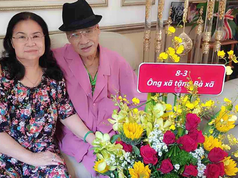 Khi về già, mỗi ngày, cha của nghệ sĩ Lý Hùng đều nhờ con dìu ra vườn, hái hoa tặng vợ. Ngoài ra, ban đêm, dạo phố, ông luôn nắm tay, hôn tay bà.