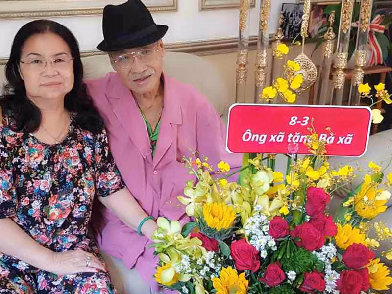 Khi về già, mỗi ngày, cha của nghệ sĩ Lý Hùng đều nhờ con dìu ra vườn, hái hoa tặng vợ. Ngoài ra, ban đêm, dạo phố, ông luôn nắm tay, hôn tay bà.