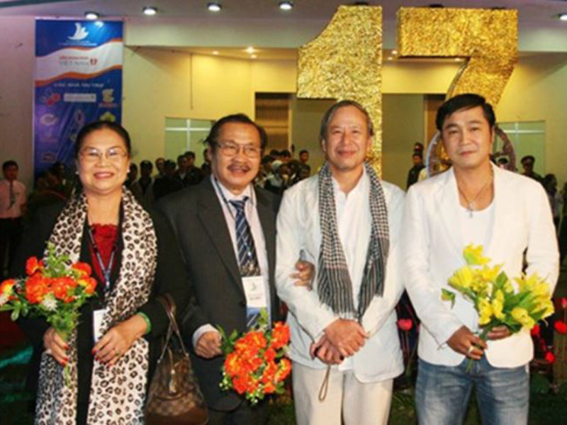 Năm 1965, trong một trận võ đài, nghệ sĩ Lý Huỳnh ra đòn dồn dập nhưng bị trọng tài xử ép nên bà Đoàn Thị Nguyên nhảy lên võ đài để đòi công bằng. Trọng tài hãi quá, chuồn mất. Xúc động trước tình cảm của bà Đoàn Thị Nguyên, nghệ sĩ Lý Huỳnh cầu hôn ngay bên sàn đấu võ. Ảnh: Nông nghiệp Việt Nam