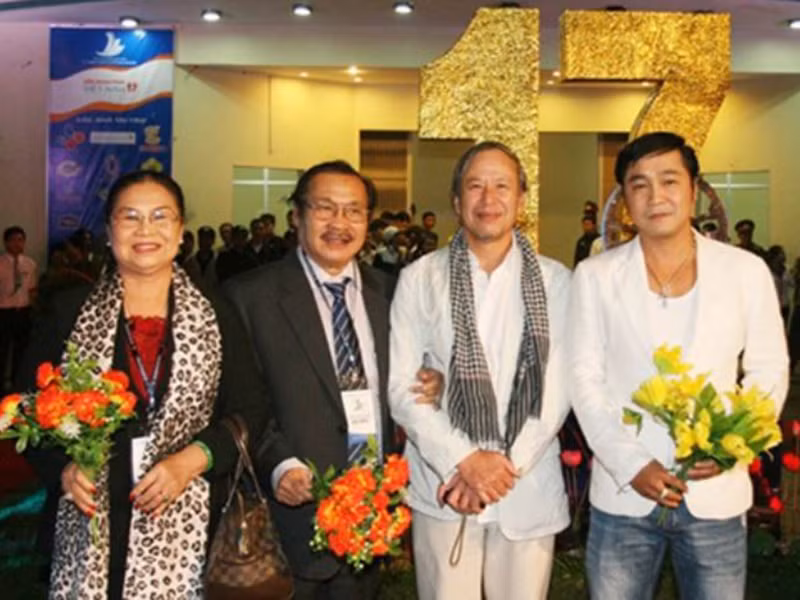 Năm 1965, trong một trận võ đài, nghệ sĩ Lý Huỳnh ra đòn dồn dập nhưng bị trọng tài xử ép nên bà Đoàn Thị Nguyên nhảy lên võ đài để đòi công bằng. Trọng tài hãi quá, chuồn mất. Xúc động trước tình cảm của bà Đoàn Thị Nguyên, nghệ sĩ Lý Huỳnh cầu hôn ngay bên sàn đấu võ. Ảnh: Nông nghiệp Việt Nam