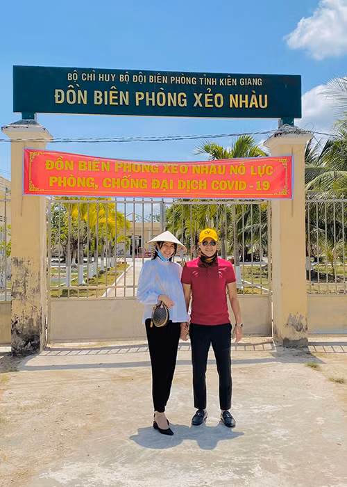 Mới đây, Thủy Tiên một mình vào miền Trung giúp đỡ người dân đang gặp khó khăn vì mưa lũ dù Công Vinh khuyên đợi nước rút thì anh sẽ đi cùng. Vừa lo lắng vừa thương, Công Vinh gọi Thủy Tiên là "cô vợ trời hành".