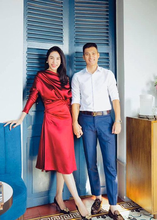 Khi mới quen nhau, cặp đôi cầu thủ - chân dài dính những dị nghị, nghi ngờ.