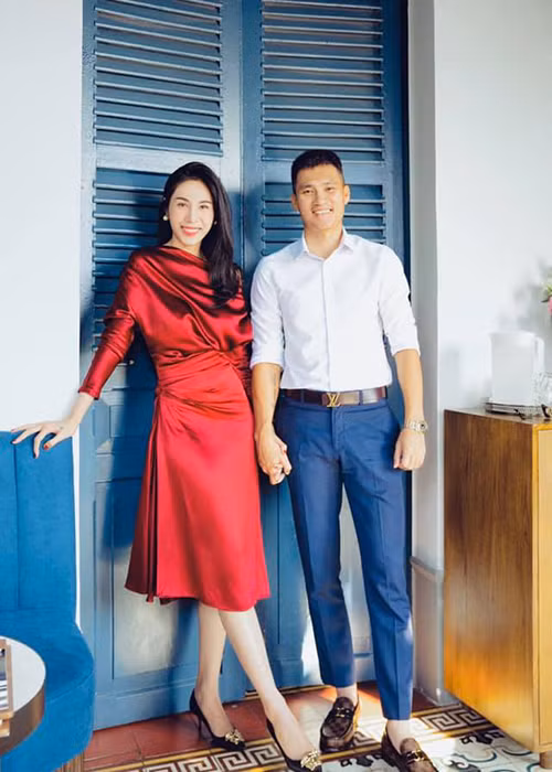 Khi mới quen nhau, cặp đôi cầu thủ - chân dài dính những dị nghị, nghi ngờ.