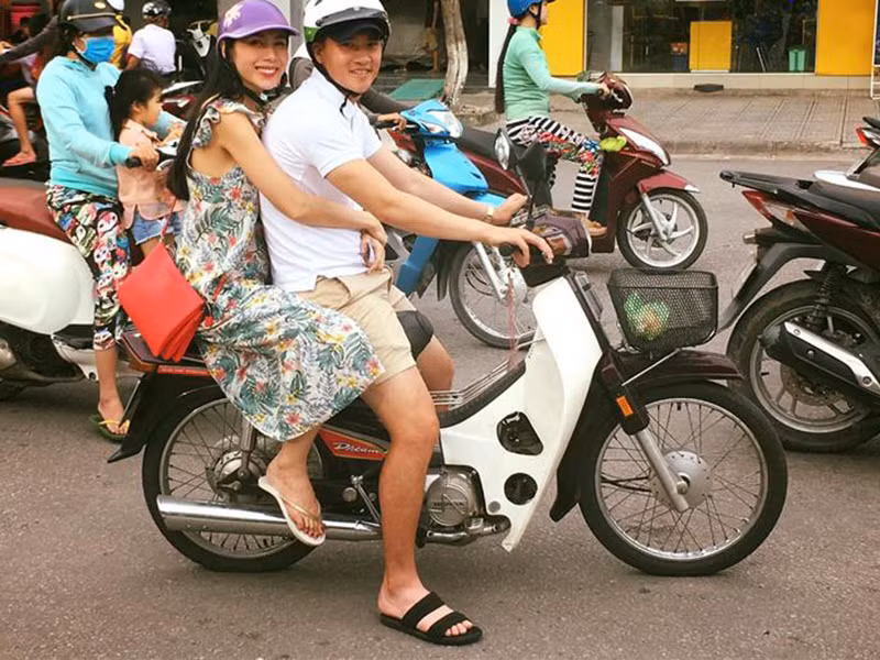 Bên nhau nhiều năm, tình cảm của cặp đôi vẫn mặn nồng.